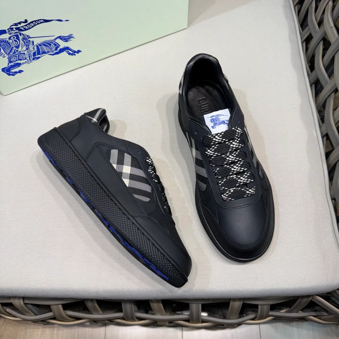[Burberry] Top P: 680💰Size: 38-44 (45.46 custom-made) Burberry official website synchronized men's classic low-top sneakers | Made of original first-layer cowhide | Decorated with renewed brand logo | First-layer cowhide lining | Heel decorated with Burberry letter embossed logo | Original TPU outsole.